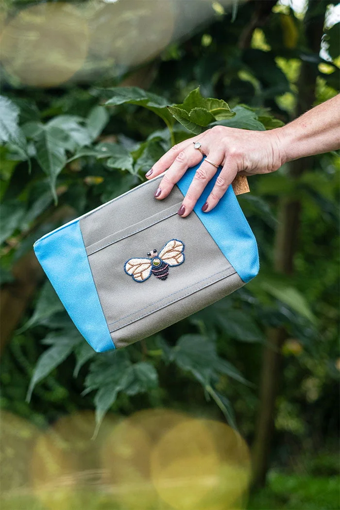 pochette abeille brodée tissu upcycling #4 collection mellifera