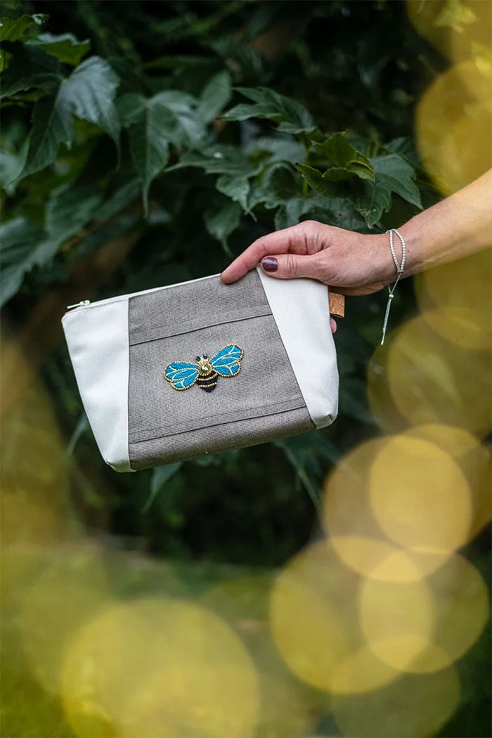 pochette abeille brodée tissu upcycling #5 collection mellifera