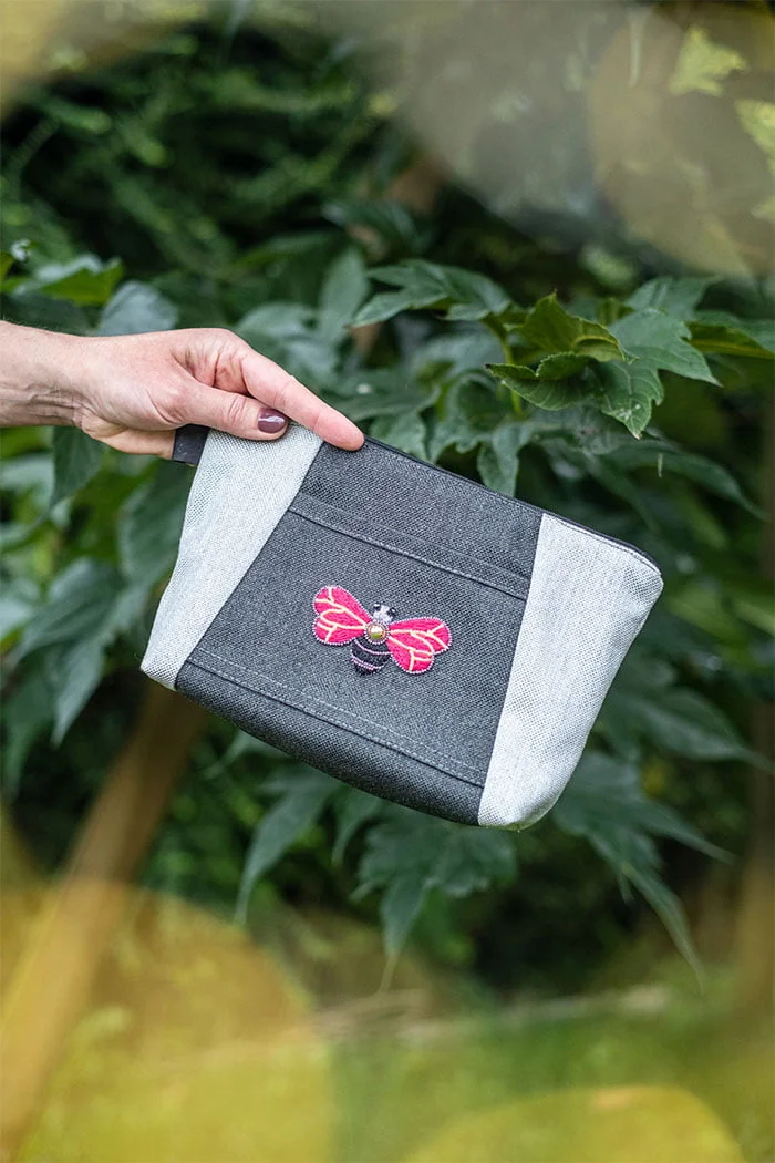 pochette abeille brodée tissu upcycling #8 collection mellifera