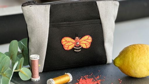 trousse brodee abeille personnalisee upcycling textile