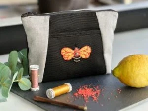 trousse brodee abeille personnalisee upcycling textile