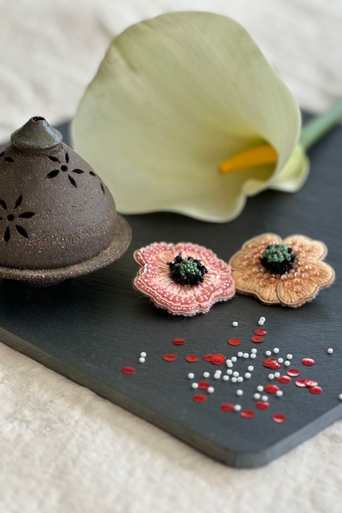 duo de broches coquelicot brodées collection poppelicot