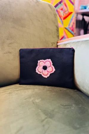 Pochette Broderie grande fleur rose