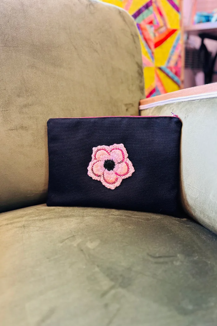 Pochette Broderie grande fleur rose