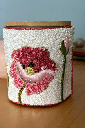 coquelicot rose brodé sur pot