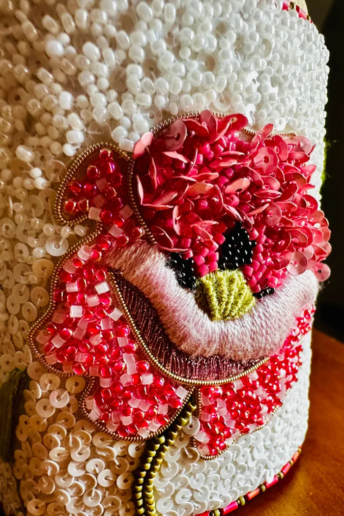 fleur brodée avec perles et paillettes cache pot