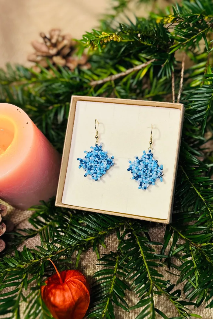 boucles d'oreilles pendantes perles bleues