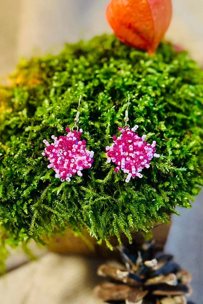 boucles d'oreilles pendantes brodées roses