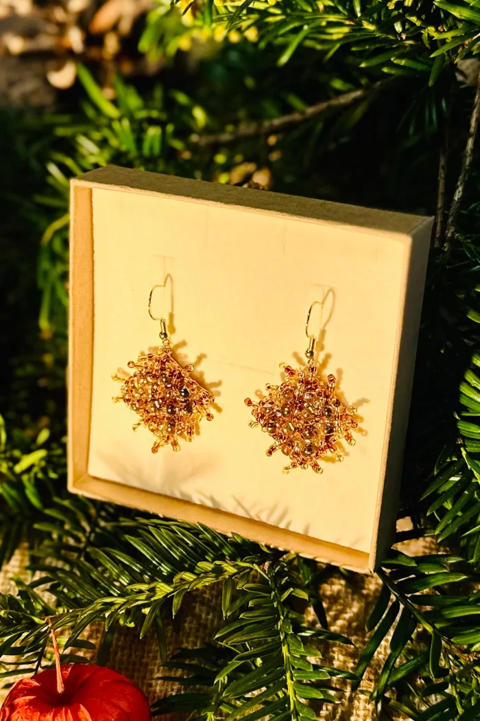 boucles d'oreilles pendantes brodées de perles dorées