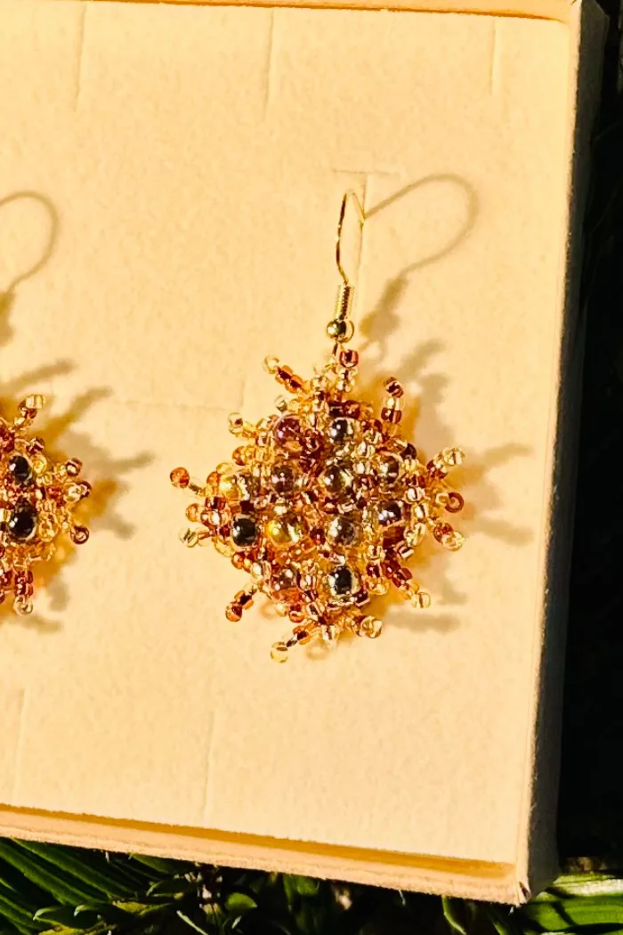 boucle d'oreille pendante de perles dorées brodées