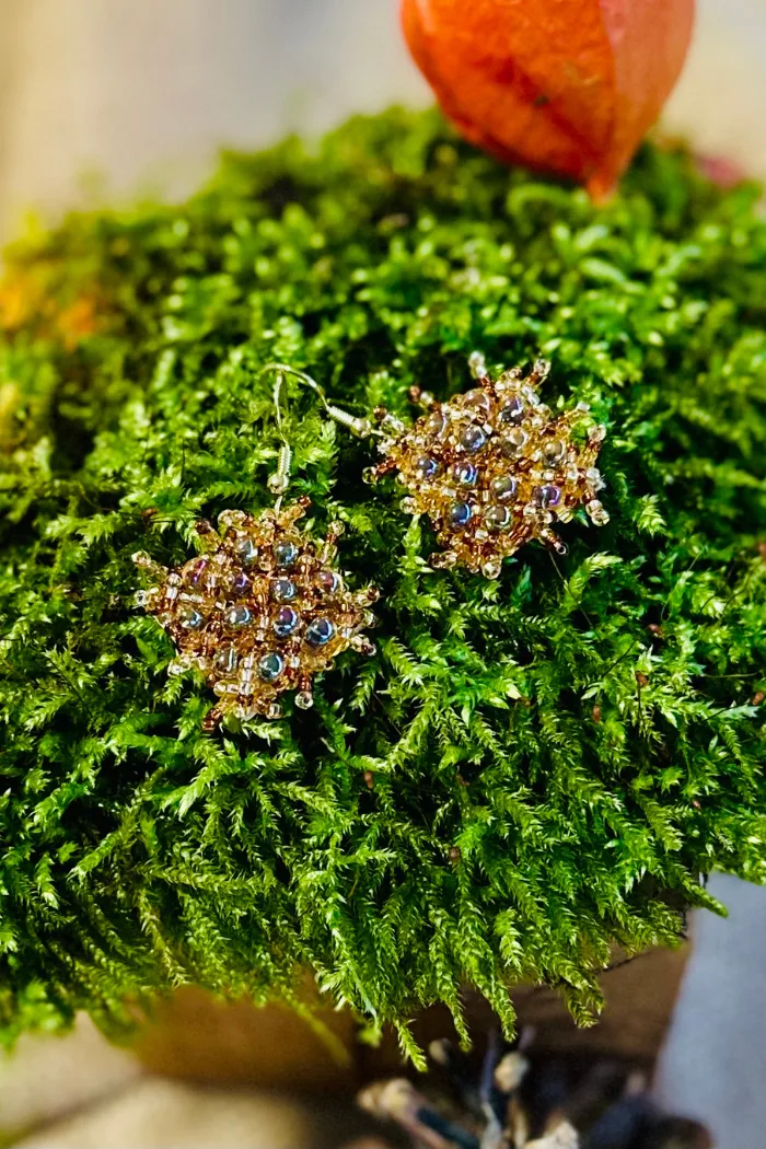 boucles d'oreilles textures perles dorées brodees