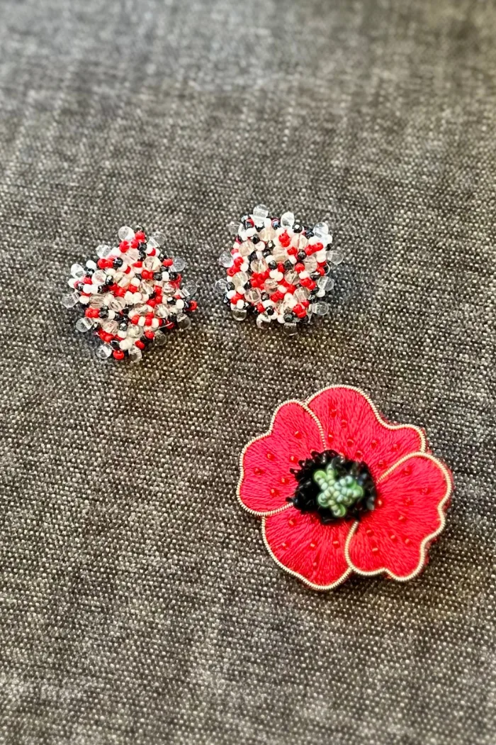 boucles d'oreilles puces athena et broche rouge