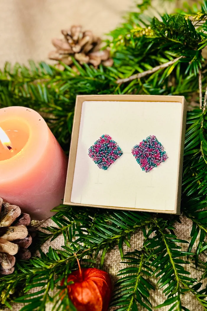 boucles d'oreilles puces perles rose, violet et vert