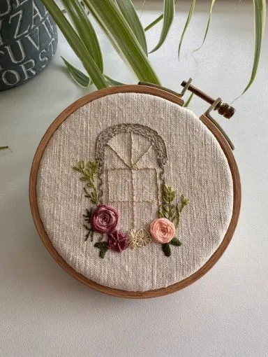 broderie à l'aiguille avec les premiers points de base appris en atelier Celicyous