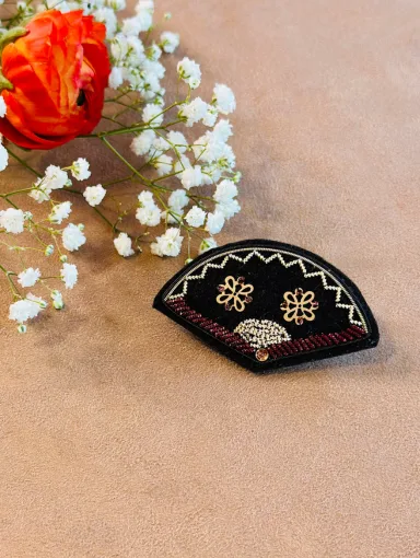 Broderie or d'un éventail noir monté sur broche ou barrette avec cannetille et jaseron