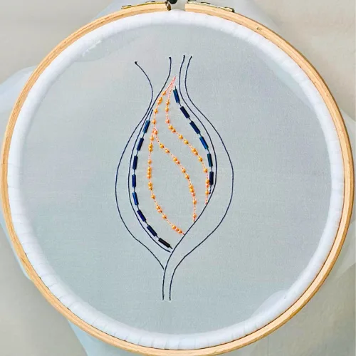 Broderie de Lunéville inspirée d'une tulipe pour découvrir la broderie au crochet de Lunéville