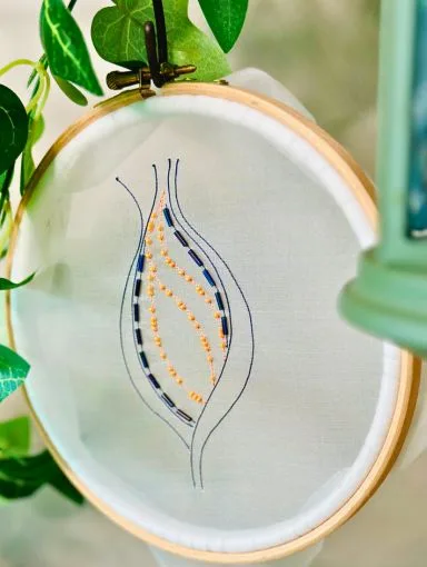 apprenez la broderie de luneville initiation modèle tulipe atelier 4 heures