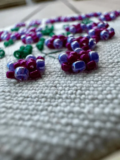 broderie de perles mauve et fuchsia