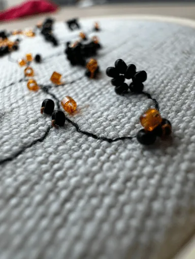 broderie de perles noires et orange