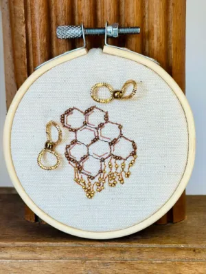 mini décoration brodée à la main abeille collection les mini romantiques