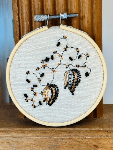 décoration broderie de physalis noirs et orange