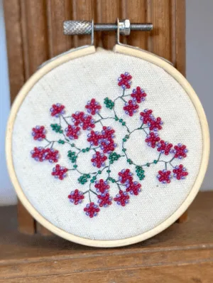 décoration broderie entrelacs de fleurs