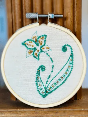 décoration broderie narcisse en perles vertes