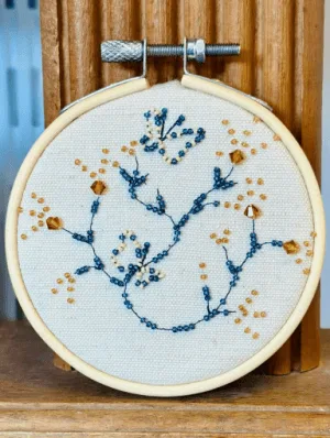 décoration broderie papillons bleus et fleurs ambrées