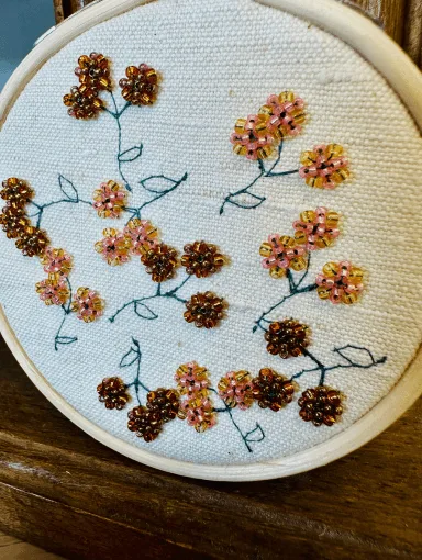 mini broderie décoration fleurs dans le vent